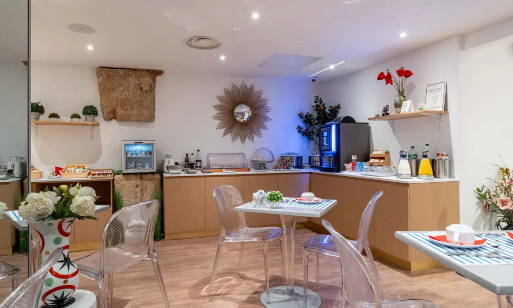 Petit-déjeuner buffet varié à l'hôtel Acadia à Paris avec viennoiseries, pains, fromages, charcuterie, yaourts, fruits et céréales.