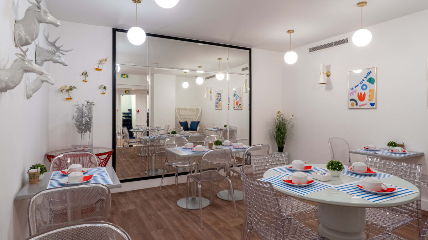 Salle de petit-déjeuner de l'hôtel Acadia à Paris avec buffet varié et ambiance chaleureuse et accueillante.