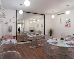 Salle de petit-déjeuner de l'hôtel Acadia à Paris avec buffet varié et ambiance chaleureuse et accueillante.