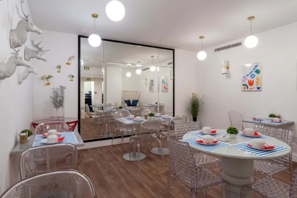 Salle de petit-déjeuner de l'hôtel Acadia à Paris avec buffet varié et ambiance chaleureuse et accueillante.