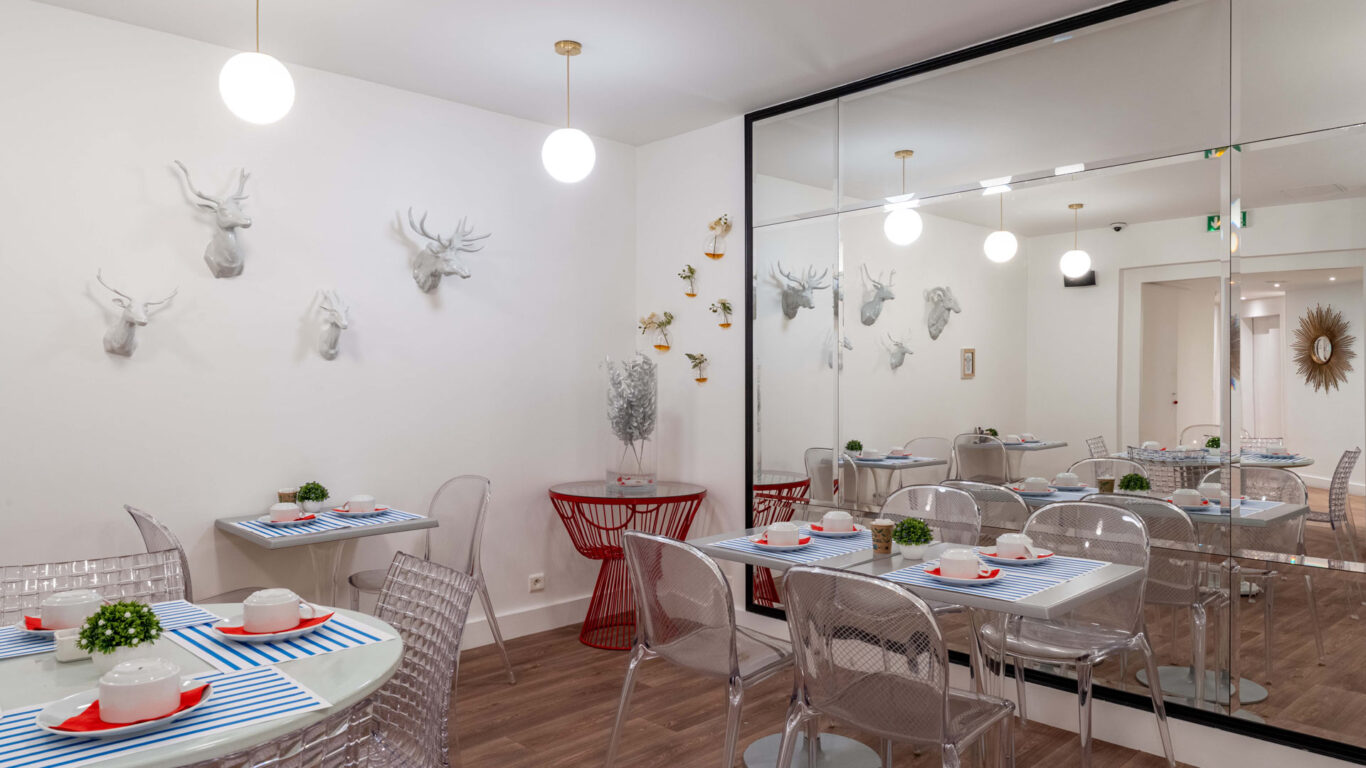 Salle de petit-déjeuner de l'hôtel Acadia à Paris avec buffet varié et ambiance chaleureuse et accueillante.