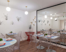 Salle de petit-déjeuner de l'hôtel Acadia à Paris avec buffet varié et ambiance chaleureuse et accueillante.