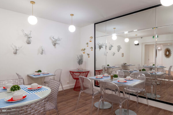 Salle de petit-déjeuner de l'hôtel Acadia à Paris avec buffet varié et ambiance chaleureuse et accueillante.