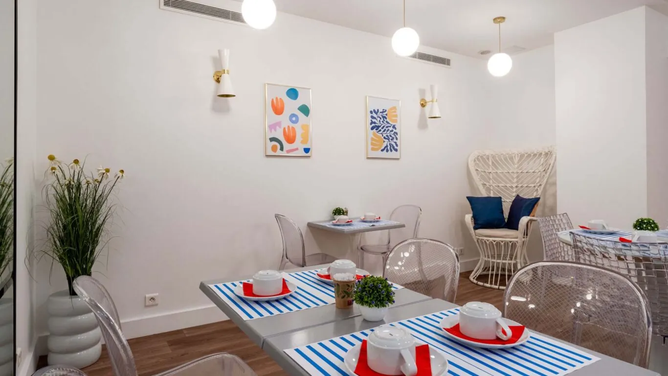 Salle de petit-déjeuner de l'hôtel Acadia à Paris avec buffet varié et ambiance chaleureuse et accueillante.