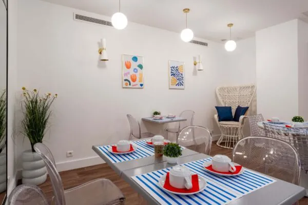 Salle de petit-déjeuner de l'hôtel Acadia à Paris avec buffet varié et ambiance chaleureuse et accueillante.