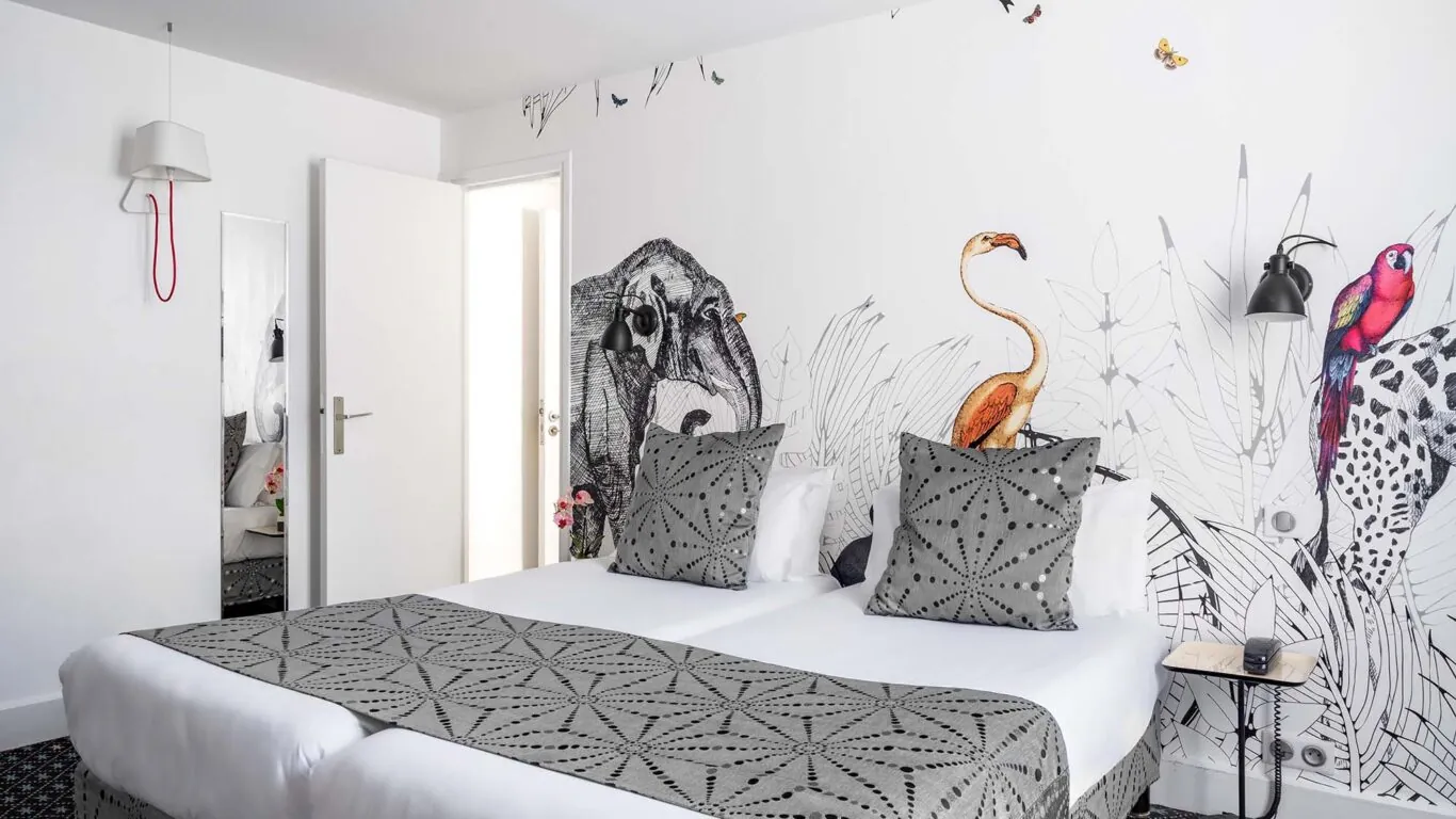 Chambre double de l’hôtel Astoria à Paris, décorée avec des motifs et un flamant rose sur le mur