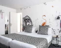 Chambre double de l’hôtel Astoria à Paris, décorée avec des motifs et un flamant rose sur le mur