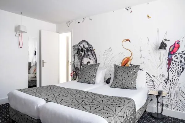Chambre double de l’hôtel Astoria à Paris, décorée avec des motifs et un flamant rose sur le mur