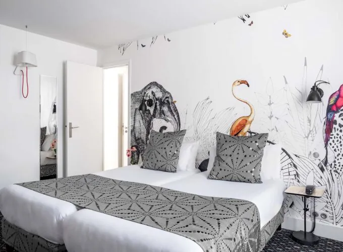 Chambre double de l’hôtel Astoria à Paris, décorée avec des motifs et un flamant rose sur le mur