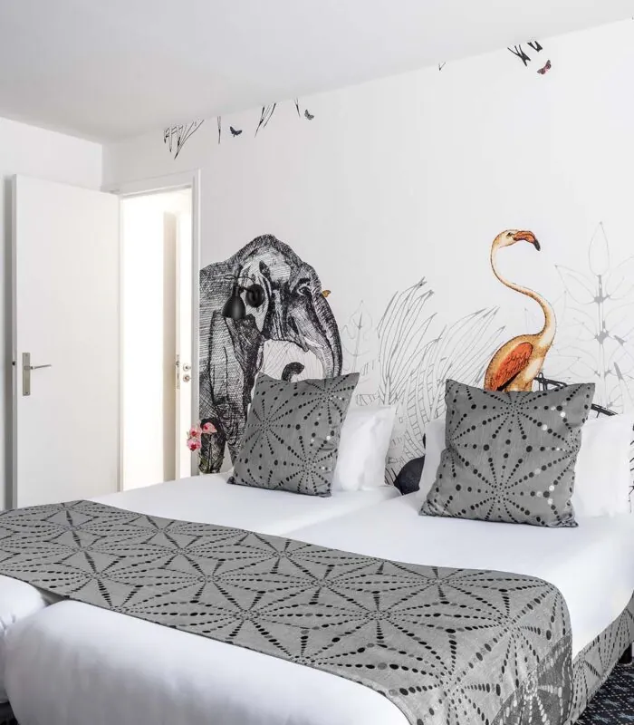 Chambre double de l’hôtel Astoria à Paris, décorée avec des motifs et un flamant rose sur le mur
