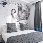 Chambre de l’Appartement avec un lit et un tableau au mur à l’hôtel Astoria