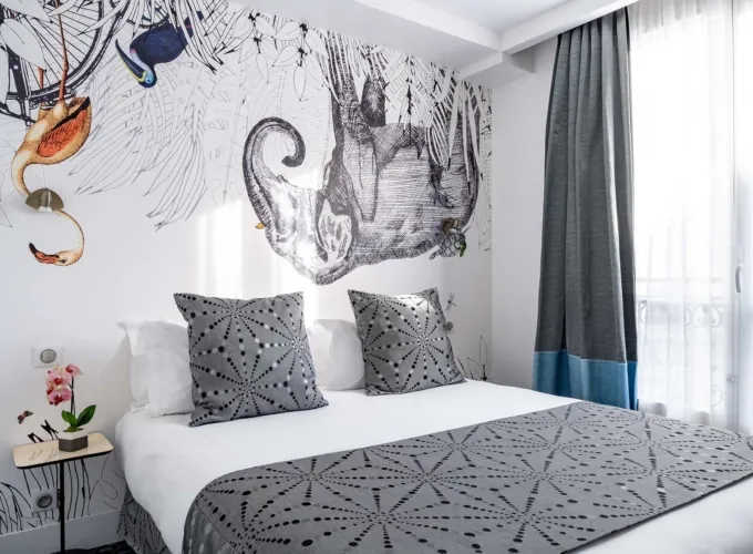 Chambre de l’Appartement avec un lit et un tableau au mur à l’hôtel Astoria