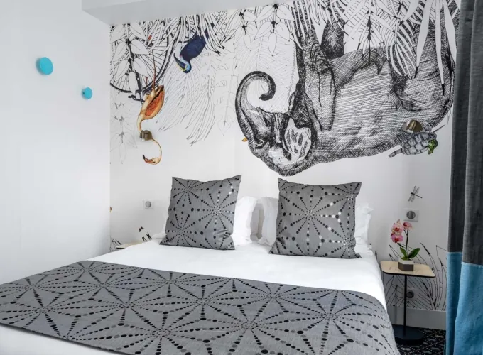 Chambre de l’Appartement avec un tableau d’éléphant au mur à l’hôtel Astoria