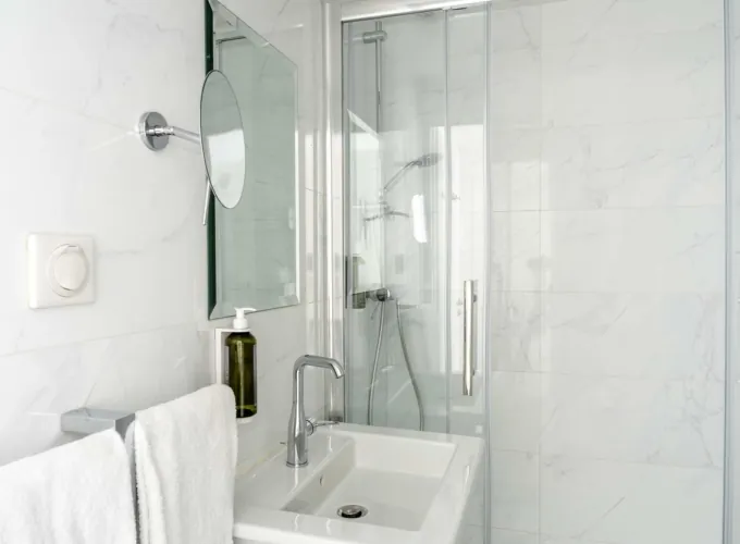 Salle de bain de l’Appartement avec un lavabo, un miroir et une douche à l’hôtel Astoria