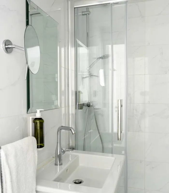 Salle de bain de l’Appartement avec un lavabo, un miroir et une douche à l’hôtel Astoria