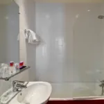 Vue de la salle de bain de la chambre double, hôtel Astoria, Paris