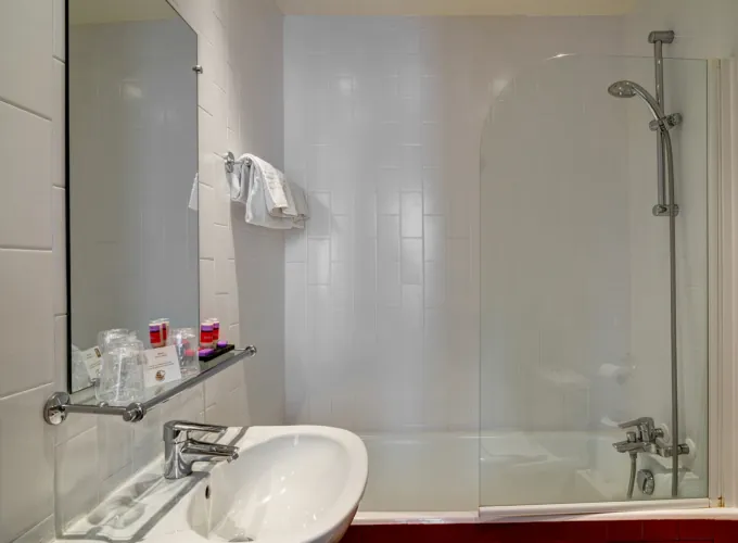 Vue de la salle de bain de la chambre double, hôtel Astoria, Paris