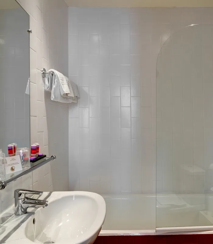 Vue de la salle de bain de la chambre double, hôtel Astoria, Paris