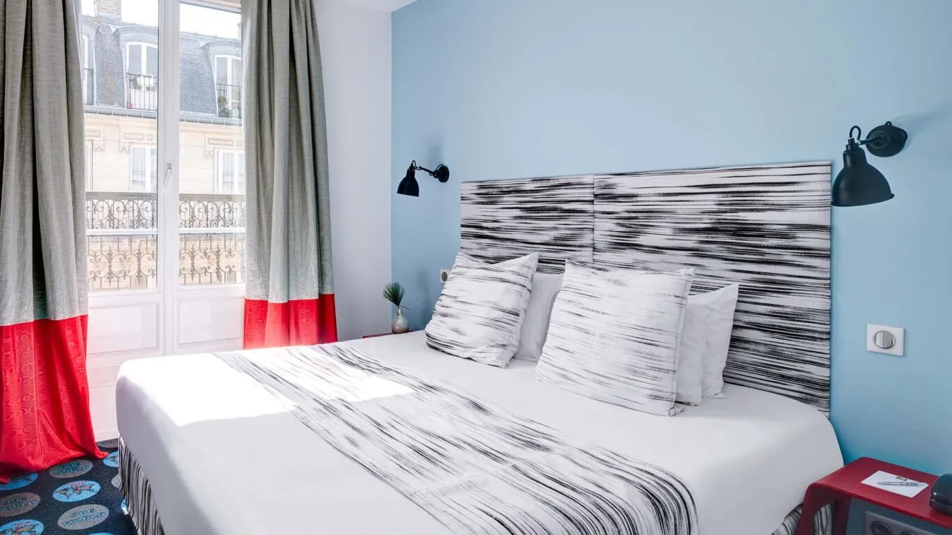 Chambre double supérieure spacieuse et raffinée avec lit king-size, offrant un confort optimal et une atmosphère sereine pour un séjour des plus agréables.