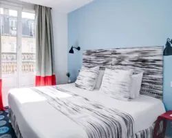 Chambre double supérieure spacieuse et raffinée avec lit king-size, offrant un confort optimal et une atmosphère sereine pour un séjour des plus agréables.