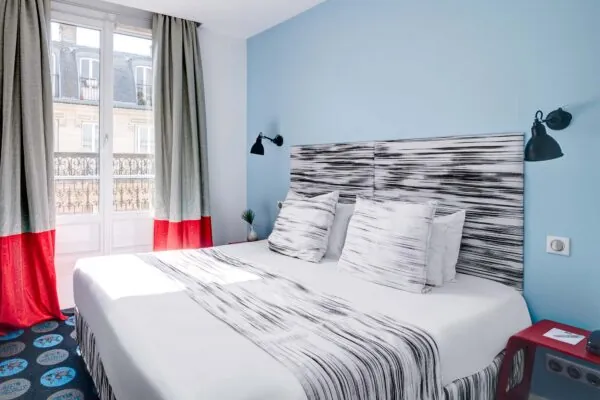 Chambre double supérieure spacieuse et raffinée avec lit king-size, offrant un confort optimal et une atmosphère sereine pour un séjour des plus agréables.