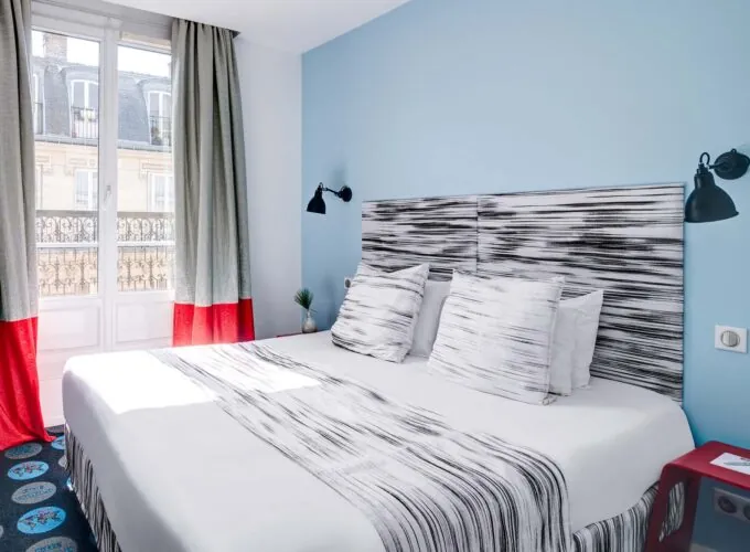 Chambre double supérieure spacieuse et raffinée avec lit king-size, offrant un confort optimal et une atmosphère sereine pour un séjour des plus agréables.