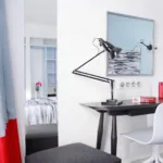 Vue de l’espace bureau dans une chambre double supérieure, hôtel Astoria, Paris