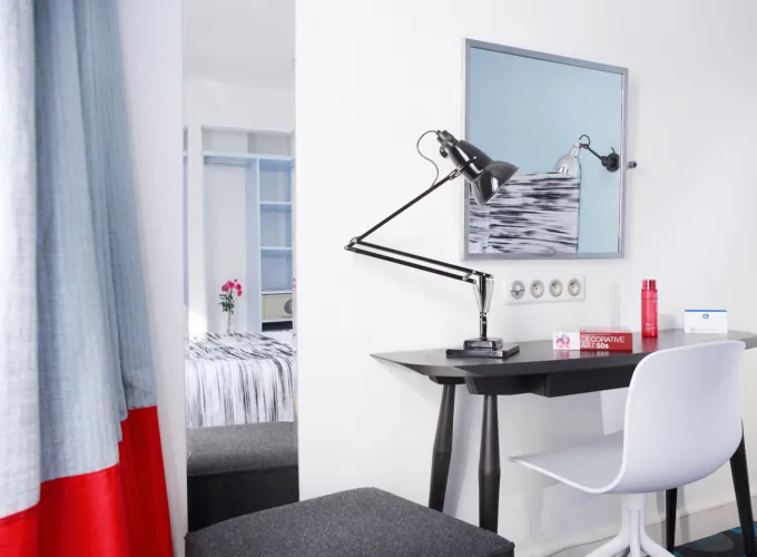 Vue de l’espace bureau dans une chambre double supérieure, hôtel Astoria, Paris