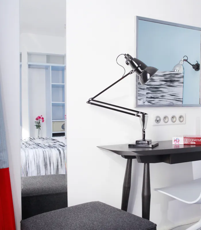 Vue de l’espace bureau dans une chambre double supérieure, hôtel Astoria, Paris