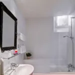 Vue de l’espace salle de bain dans une chambre double supérieure, hôtel Astoria, Paris