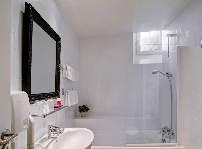 Vue de l’espace salle de bain dans une chambre double supérieure, hôtel Astoria, Paris