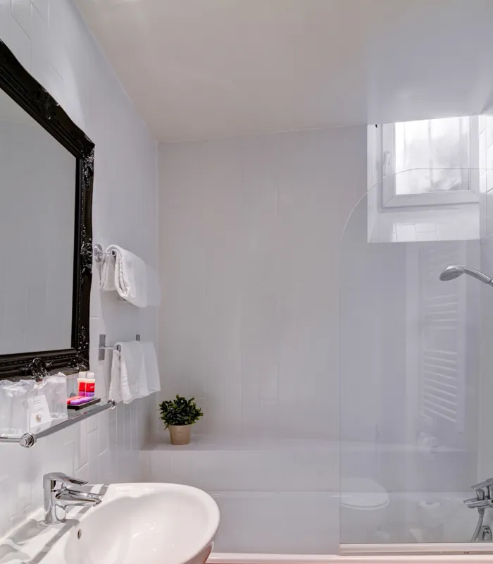 Vue de l’espace salle de bain dans une chambre double supérieure, hôtel Astoria, Paris