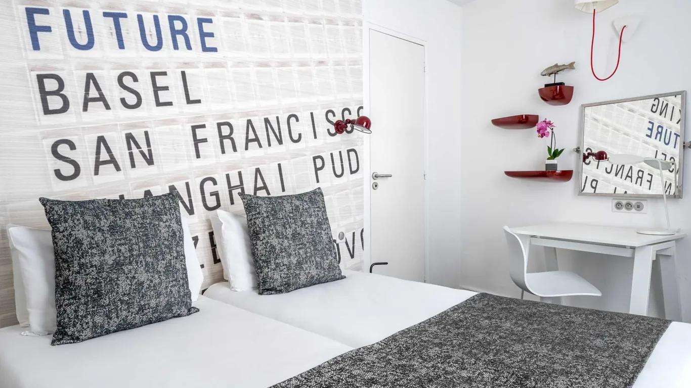 Chambre Familiale avec un panneau au mur à l’hôtel Astoria