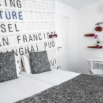 Chambre Familiale avec un panneau au mur à l’hôtel Astoria