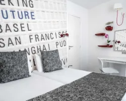 Chambre Familiale avec un panneau au mur à l’hôtel Astoria