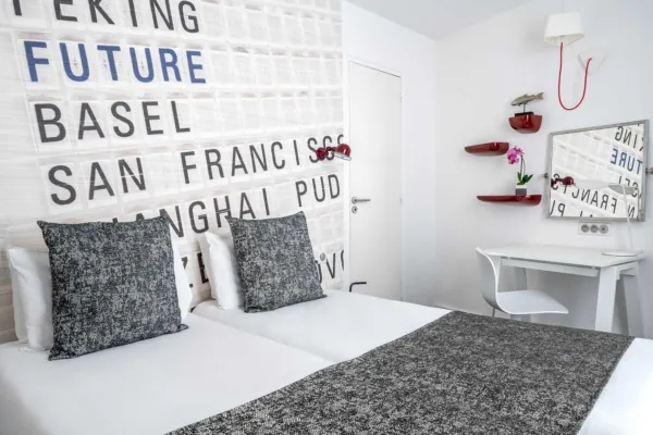 Chambre Familiale avec un panneau au mur à l’hôtel Astoria