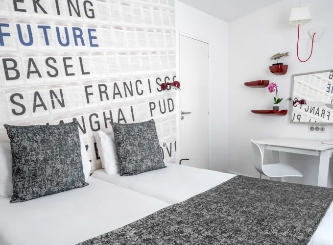 Chambre Familiale avec un panneau au mur à l’hôtel Astoria