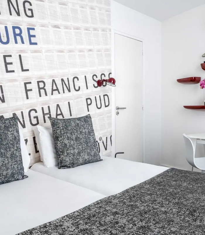 Chambre Familiale avec un panneau au mur à l’hôtel Astoria