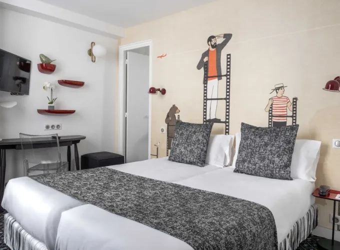 Chambre Familiale avec un lit, un bureau et une télévision à l’hôtel Astoria