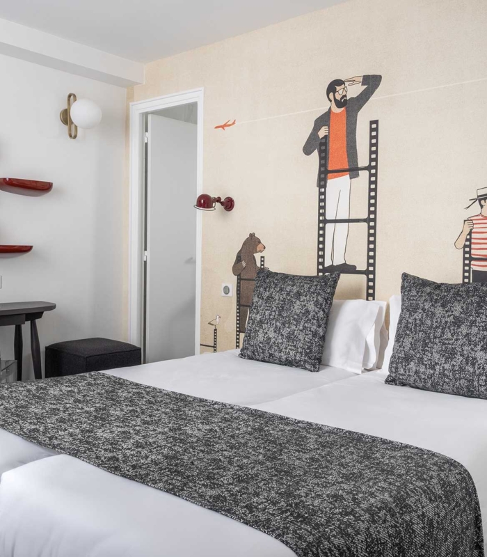 Chambre Familiale avec un lit, un bureau et une télévision à l’hôtel Astoria