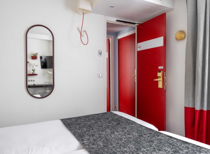 Chambre Familiale avec une porte rouge et un miroir à l’hôtel Astoria