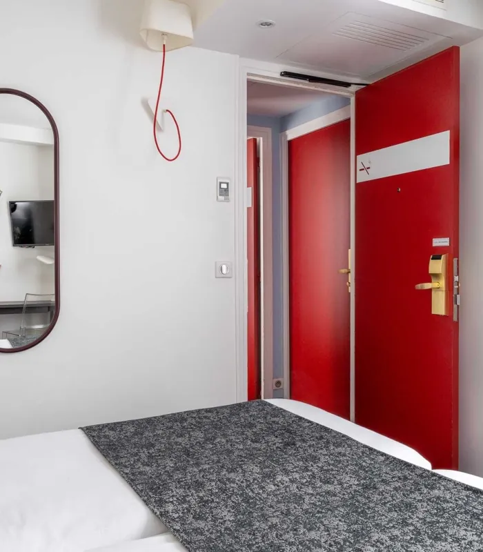 Chambre Familiale avec une porte rouge et un miroir à l’hôtel Astoria