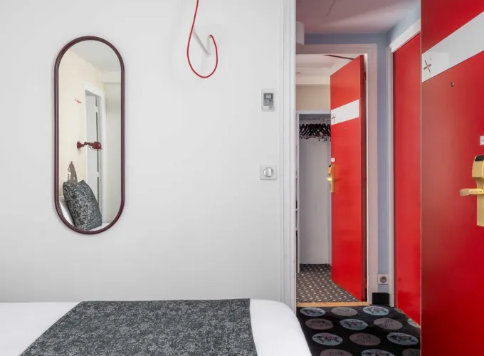 Chambre Familiale avec un lit et une porte rouge à l’hôtel Astoria