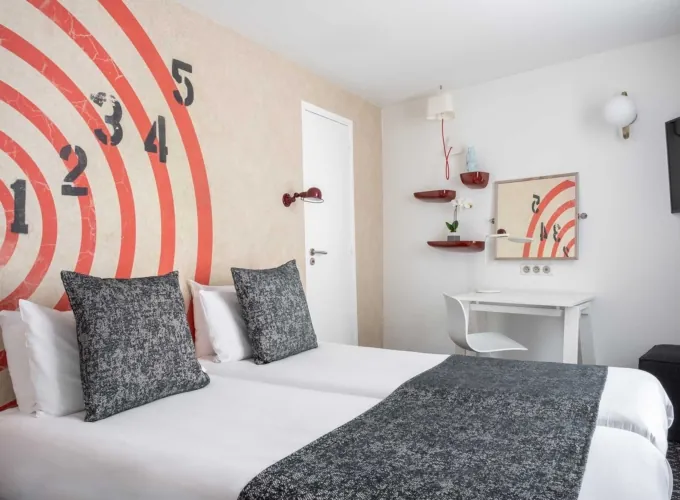 Chambre Familiale avec deux lits et un mur décoré de chiffres à l’hôtel Astoria