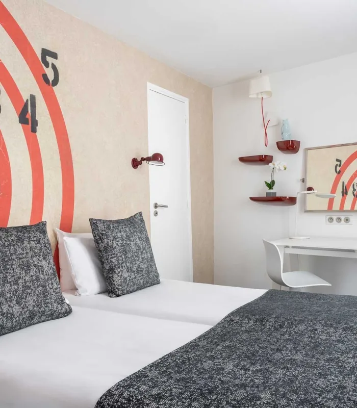 Chambre Familiale avec deux lits et un mur décoré de chiffres à l’hôtel Astoria