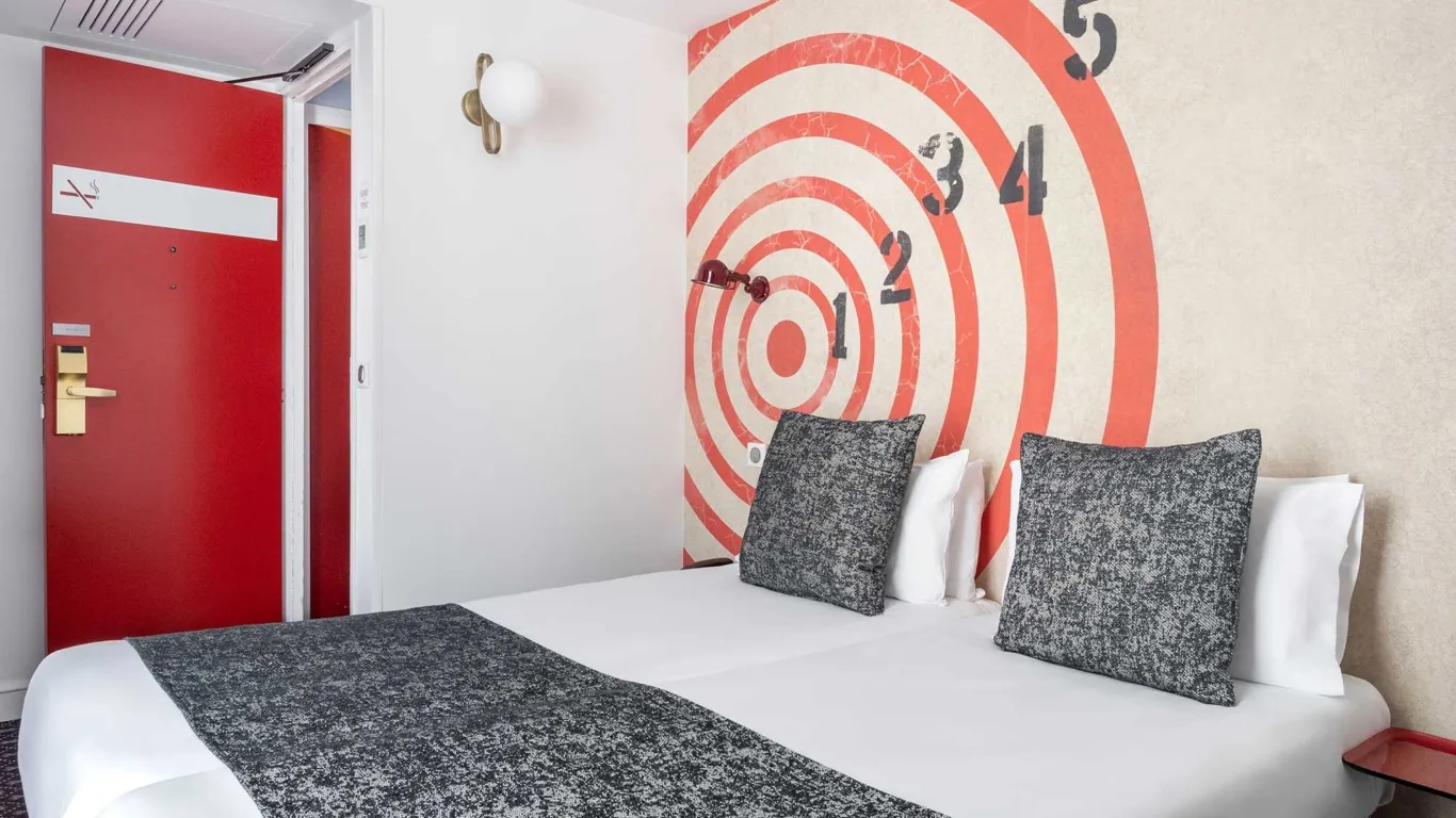 Chambre Familiale avec un lit et une horloge au mur à l’hôtel Astoria