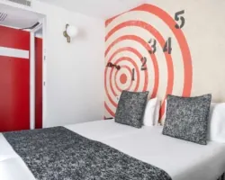Chambre Familiale avec un lit et une horloge au mur à l’hôtel Astoria