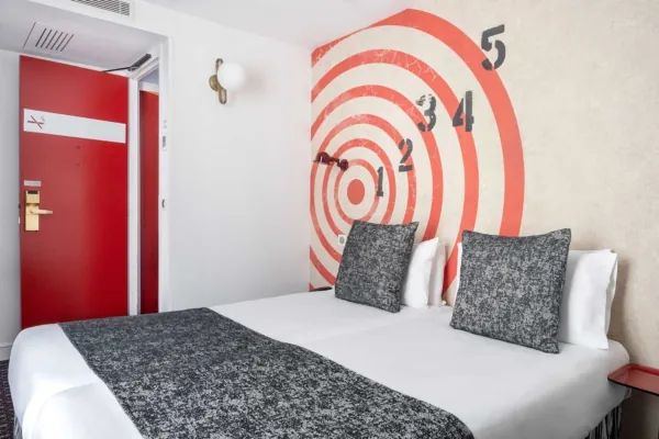 Chambre Familiale avec un lit et une horloge au mur à l’hôtel Astoria