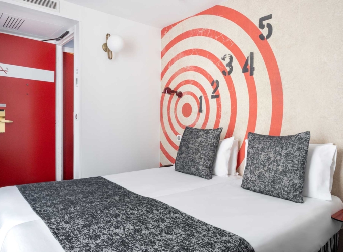 Chambre Familiale avec un lit et une horloge au mur à l’hôtel Astoria
