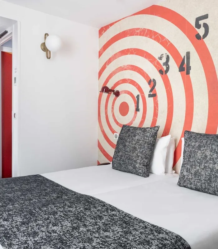 Chambre Familiale avec un lit et une horloge au mur à l’hôtel Astoria